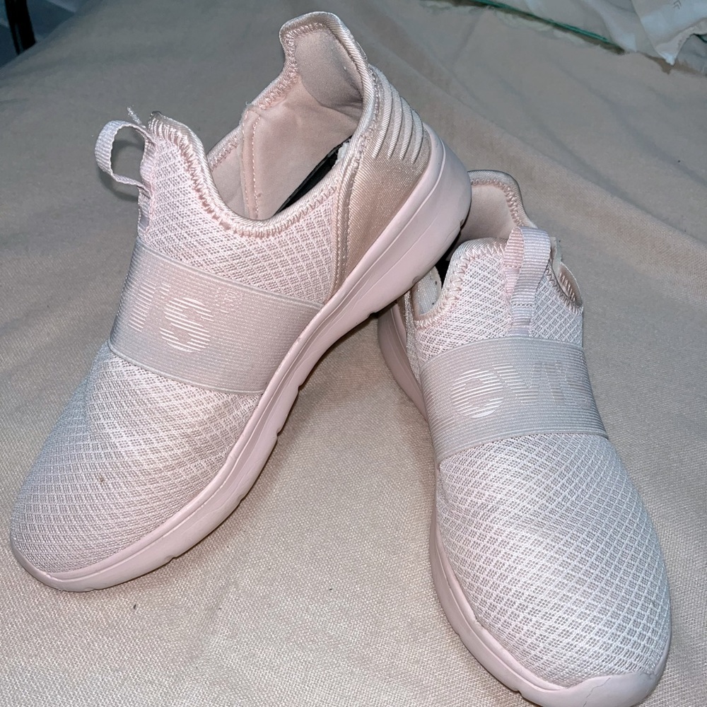Tennis shoes